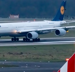 Flugzeuge von Lufthansa und Condor: Der Rechtsstreit dauert an.