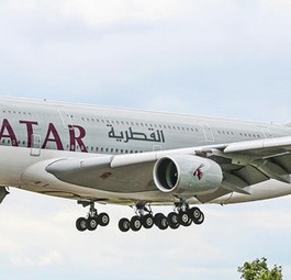 Qatar Airways: Die Golfairline hat beschlossen ihre F<a href="https://www.aerotelegraph.com/qatar-airways-laesst-fuenf-airbus-a380-fuer-immer-am-boden">lotte an Superjumbos von zehn auf fünf Exemplare zu halbieren</a>.