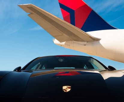 Mit dem Porsche auf dem Rollfeld: Bei einigen Delta-Kunden geht der Umstieg künftig besonders schnell.