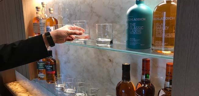 Für Raucher gibt es einen speziellen Raum mit eigener Whisky-Bar und Balkon (der allerdings keinerlei Aussicht bietet, dafür aber frische Luft).