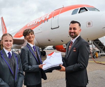 Easyjet-Uniformen werden zu Schuluniformen: Die Airline kann sich vorstellen das Konzept auf ganz Großbritannien auszuweiten.