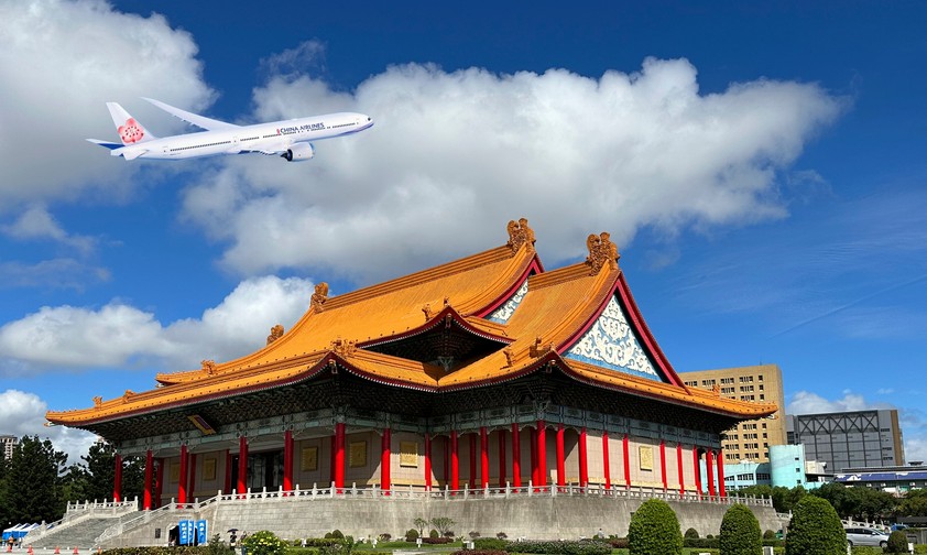 Boeing 777X in Farben von China Airlines über Taipeh (Montage): Die Airline bestellt sowohl die Passagier- als auch die Frachtversion.