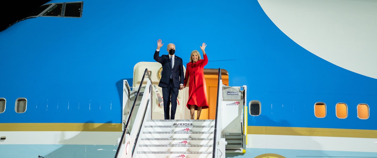 Joe Biden mit seiner Frau vor der Air Force One: Das Hellblau dürfte bestehen bleiben.