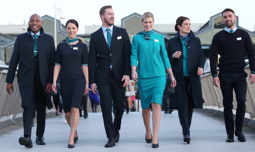 Die neuen Kabinenuniformen von Aer Lingus: Im Gegensatz zur Bemalung der Flugzeugen ändert sich die Farbe Grün nicht, Der Lingus führt aber ein neues Marineblau ein.