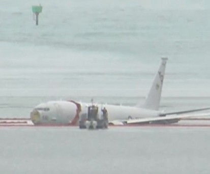 Militärische Boeing 737 treibt vor Hawaii in Meeresbucht