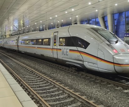 ICE im Fernbahnhof des Flughafens Frankfurt: Schnelle Züge sollen viel mehr Airports in Europa ansteuern.