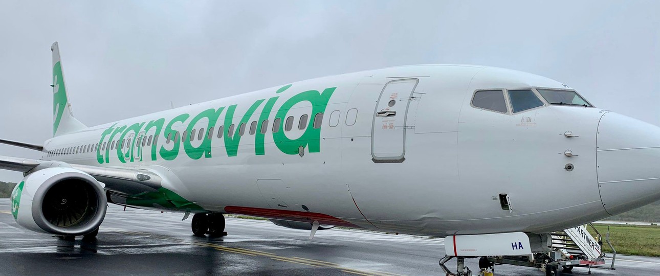 Die Reifen liegen neben der Boeing 737.