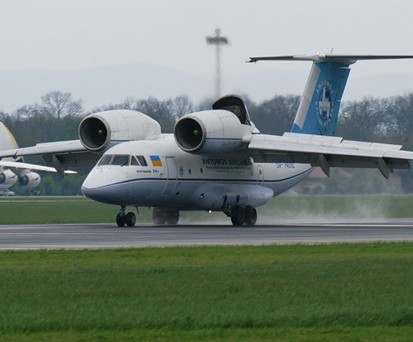 Antonov An-74, eine Variante der An-72:  Das Flugzeug ...