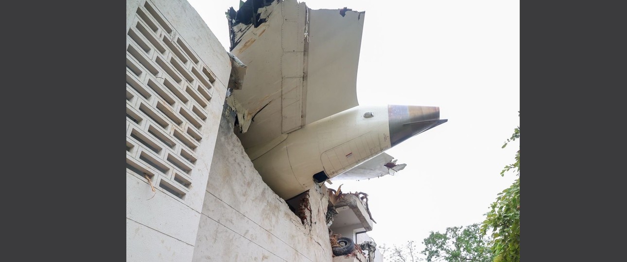 Die Absturzstelle: Die Boeing 787 von Air Inda krachte in eine Berufsschule.