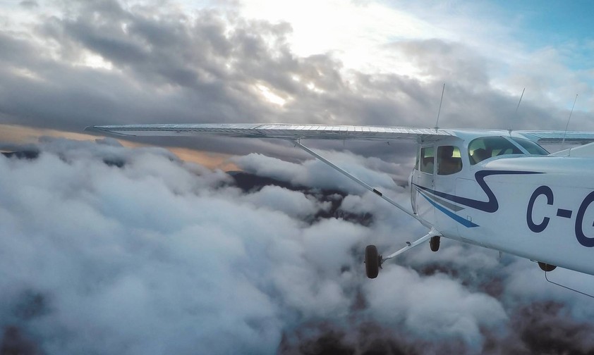Cessna 172 im Flug: Vor Abflug muss man sich über das Wetter informieren.