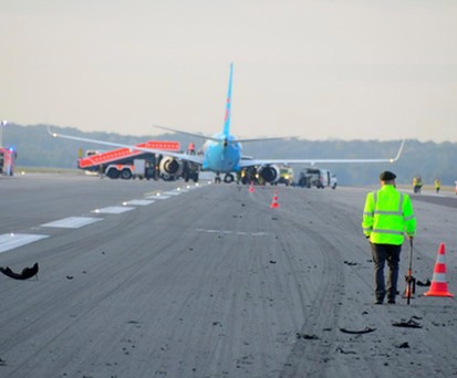 tuifly boeing 737 frankfurt reifen 03