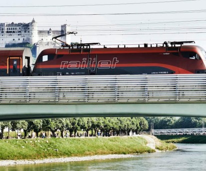 Railjet vor Festung Hohensalzburg in Salzburg: Künftig viel öfter zum Wiener Flughafen.