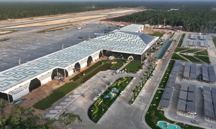 Airport Tulum aus der Luft: Hießt offiziell Aeropuerto Internacional Felipe Carrillo Puerto.