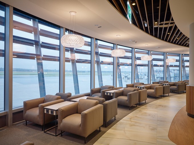 Von der Lounge aus sieht man das Vorfeld.