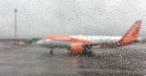 Flugzeug von Easyjet am BER: Geradeaus statt Kurve.