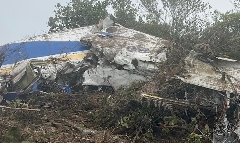 Das Wrack der Beechcraft 1900 von Satena: Liegt in schwierigem Gelände.