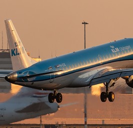 KLM Embraer in Schiphol: Samstagabend kann die Airline keine europäischen Passagiere mehr nach Amsterdam bringen.
