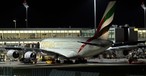 Der Airbus A380 mit der Kennung A6-EOZ steht in München, nachdem er nicht in London-Heathrow landen konnte.