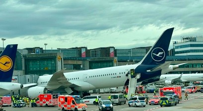 Die Boeing 787-9 liegt mit der Nase auf dem Boden.