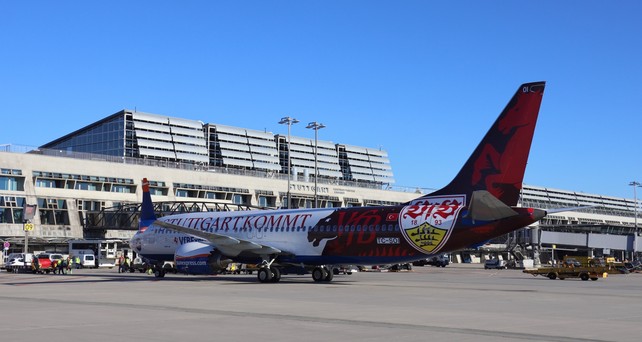 Boeing 737 Max 8 von Sun Express: Das Flugzeug trägt eine VFB -Stuttgart-Lackierung.