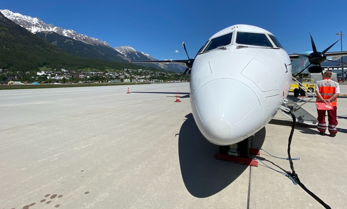 Insgesamt 18 Dash 8-400 nutzte die Fluglinie, die letzten wurden in die USA verkauft.