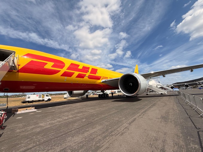 Mammoth Freighters hat ihren Umbaufrachter Boeing 777 LRMF nach Farnborough gebracht.