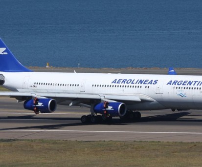 Aerolíneas Argentinas' Airbus A340-200 mit dem Kennzeichen LV-ZRA: Hier im Jahr 2010 in Sydney zu sehen, und ...