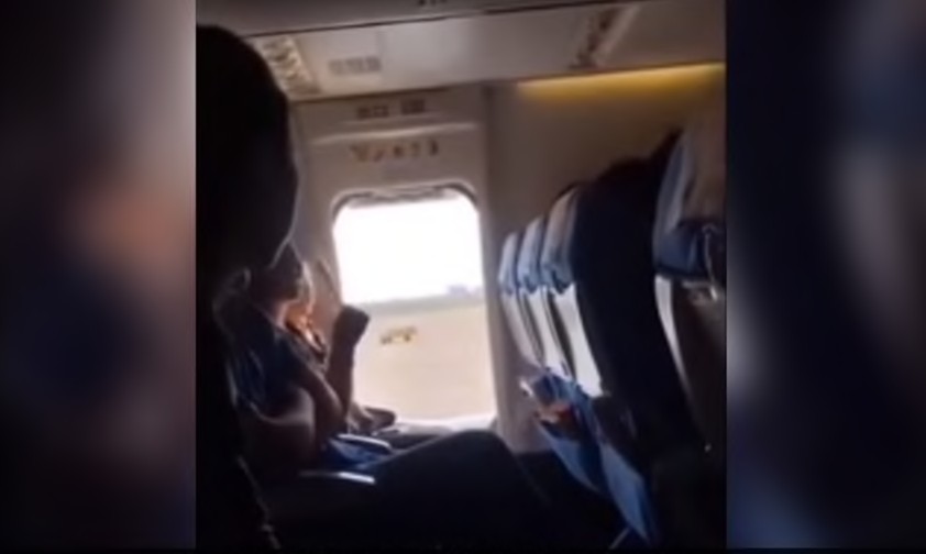 Frau öffnet Notausgang für etwas Luft