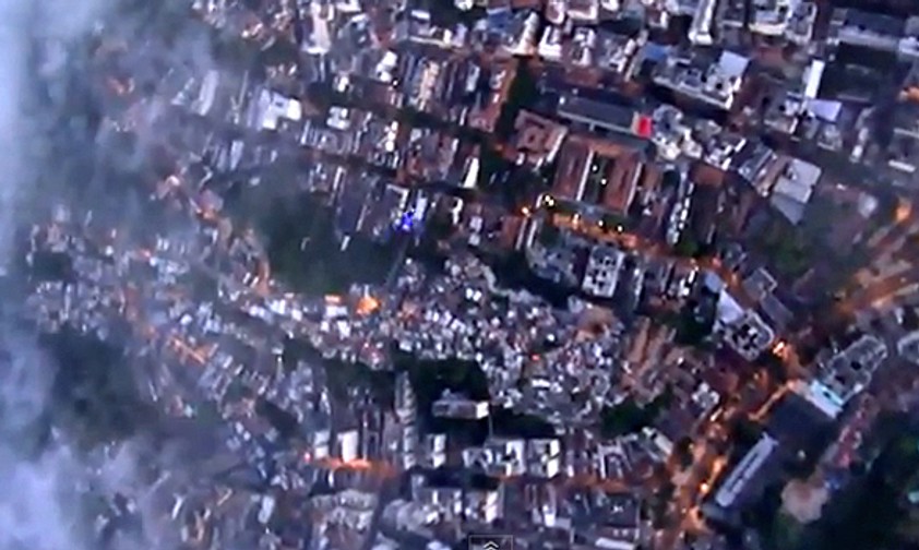 Hier fliegt der Sportler mit seinem mit Wingsuit: Spektakulärer Sprung.