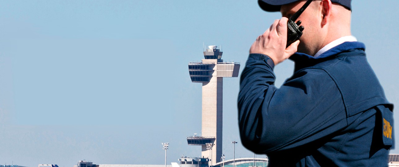 Sicherheitskraft am Flughafen: Gibt es zu wenig Schutz?