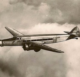Dewoitine D.338: Die französische Dreimot flog erstmals 1936. 22 Passagiere konnten in ihr fliegen. Air France machte den Typen zum Hauptflieger, von dem 33 Exemplare produziert wurden. Mit Ausbruch des Zweiten Weltkrieges gingen die D.338 als Transporter zu Frankreichs Luftwaffe.