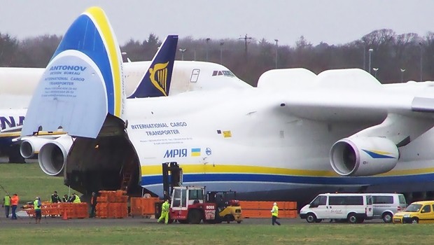 Von der An225 wurde nur ein Stück je gebaut. Es fliegt mit der Kennzeichnung UR-82060 für Antonov Airlines Spezialgüter durch die Welt.  Ein zweites wurde begonnen, aber nie fertiggestellt. Airbus lieferte vom A380 bereits 108 Stück aus.