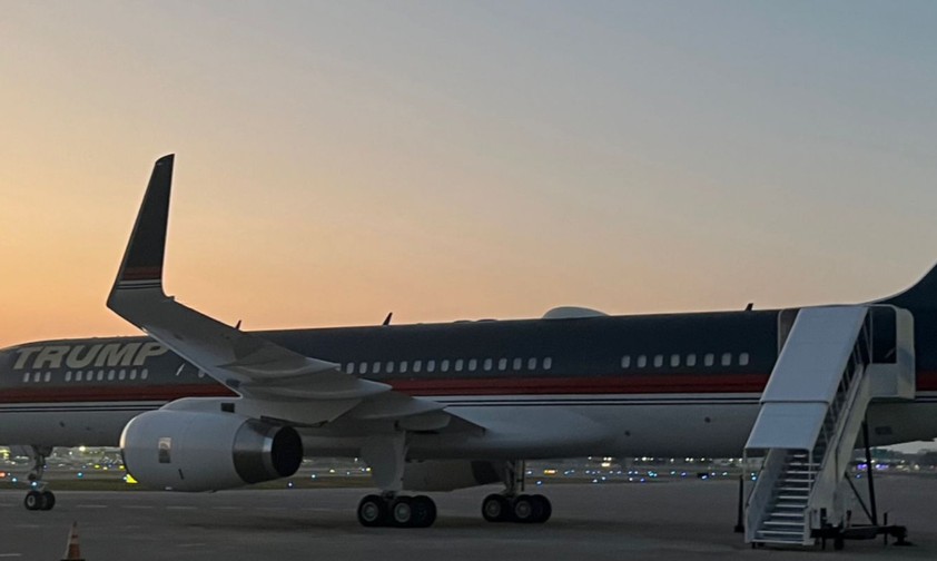 Die Boeing 757-200 von Donald Trump am Airport Palm Beach: Das Flugzeug ...