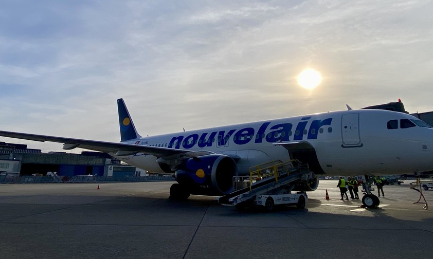 Ein Airbus A320 Neo von Nouvelair am Flughafen Düsseldorf. Der Jet ...