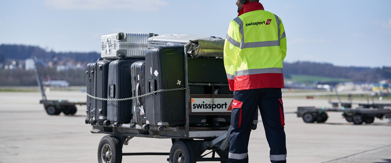 Swissport-Mitarbeiter mit Gepäck: Corona bringt neue Herausforderungen.