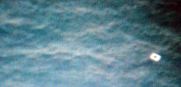 Türe von MH 370? Die vietnamesische Marine machte dieses Objekt im Wasser aus.