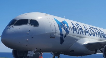 Ein Airbus A220 von Air Austral: Die Triebwerksreparatur gestaltet sich als schwierig.