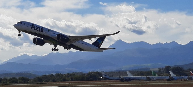 Der Airbus A350 von Azul verlässt Tarbes: 334 Reisende finden darin Platz.