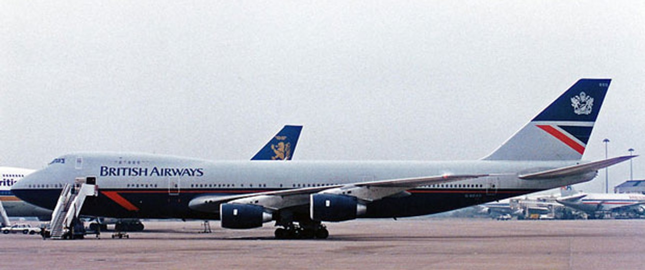 1989 nahm British Airways die erste Boeing 747-400 in Betrieb. Bis heute ist die Airline der weltgrößte Betreiber des Jumbos. Hier ist eine Maschine des Typen 747-200 am Flughafen Heathrow im alten Gewand zu sehen…