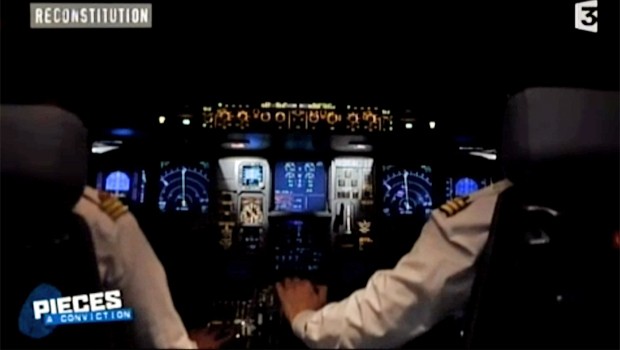 Die Kopiloten sind alleine im Cockpit und beginnen die Atlantiküberquerung. Der Pilot hat sich zur Ruhe gelegt.