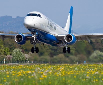 Die Embraer E170 von People's: Aus diesem Flugzeug besteht die Flotte.