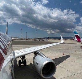 Zwei Eurowings-Flugzeuge an einem Flughafen: Auch in diesem Sommer setzt die Airline wieder stark auf Fremdkapazitäten.