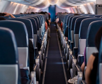 Blick in eine Flugzeugkabine: Immer wieder sterben Reisende auf einem Flug. Die Hauptursache sind Herzinfarkte.
