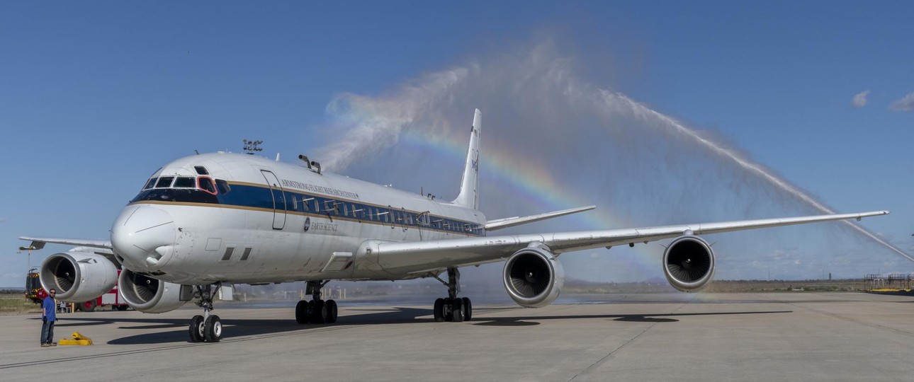 Wassersalut nach der letzten Mission der DC-8 der Nasa: Das Flugzeug ...