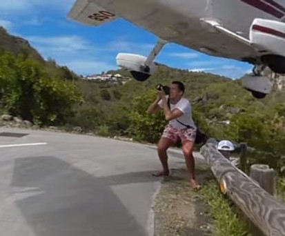 Hobbyfotograf wird beinahe von Fahrwerk getroffen