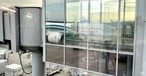 Spiegelbild: Die Boeing 787-9 von Oman Air am Flughafen Frankfurt.