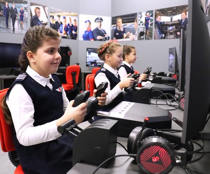 Flugsimulation: Sind das künftige Pilotinnen?