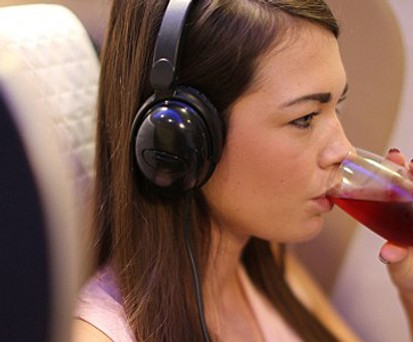 British-Passagierin: Ob sie gerade Rockmusik hört? Das würde gut zum Rotwein passen.