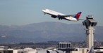 Boeing 737 von Delta Air Lines startet: Die Airline will bis Jahresende 20 Prozent ihrer Inlandstickets von KI berechnen lassen.