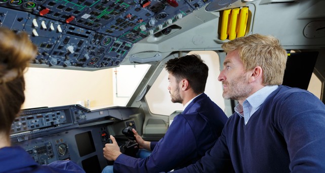 Piloten in einem Cockpit: Die Easa schickt Testpersonal regelmäßig für die Zulassung neuer Flugzeuge um die Welt.